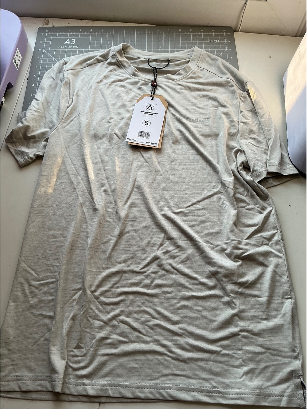 Avalanche Outdoor Supply Men's Light Beige Polyester Rayon T-Shirt Size Small